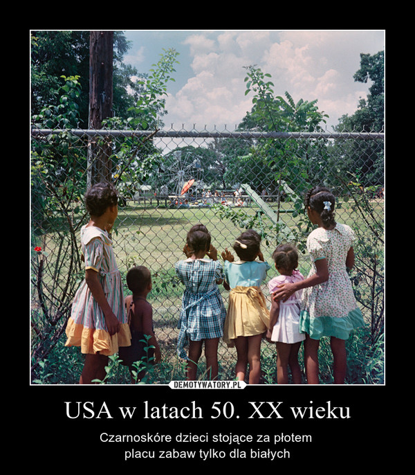 USA w latach 50. XX wieku – Czarnoskóre dzieci stojące za płotem placu zabaw tylko dla białych 