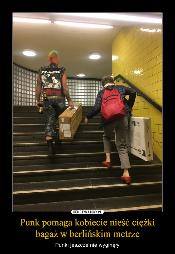 Punk pomaga kobiecie nieść ciężki bagaż w berlińskim metrze