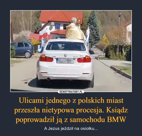 Ulicami jednego z polskich miast przeszła nietypowa procesja. Ksiądz poprowadził ją z samochodu BMW