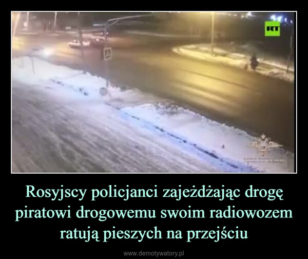 Rosyjscy policjanci zajeżdżając drogę piratowi drogowemu swoim radiowozem ratują pieszych na przejściu –  
