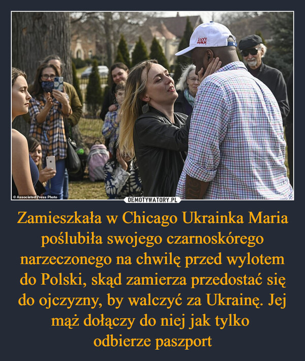 Zamieszkała w Chicago Ukrainka Maria poślubiła swojego czarnoskórego narzeczonego na chwilę przed wylotem do Polski, skąd zamierza przedostać się do ojczyzny, by walczyć za Ukrainę. Jej mąż dołączy do niej jak tylko odbierze paszport –  