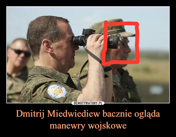 Dmitrij Miedwiediew bacznie ogląda manewry wojskowe –  