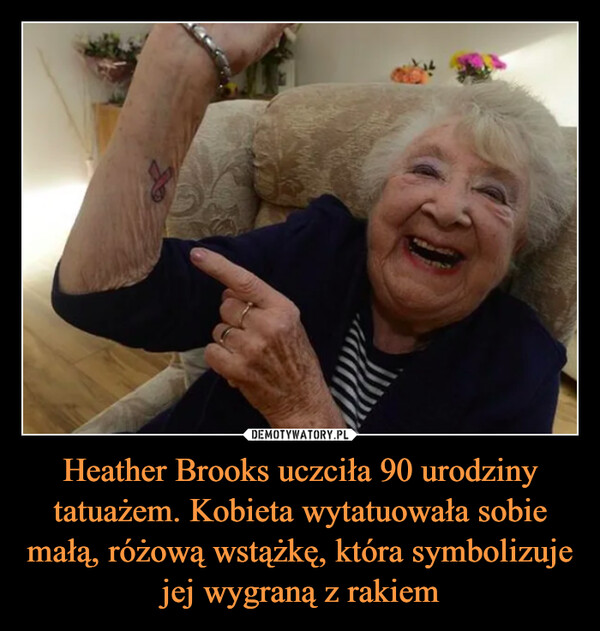 Heather Brooks uczciła 90 urodziny tatuażem. Kobieta wytatuowała sobie małą, różową wstążkę, która symbolizuje jej wygraną z rakiem –  