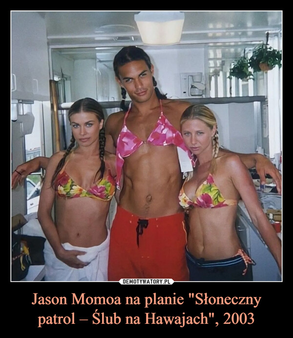 Jason Momoa na planie "Słoneczny patrol – Ślub na Hawajach", 2003 –  