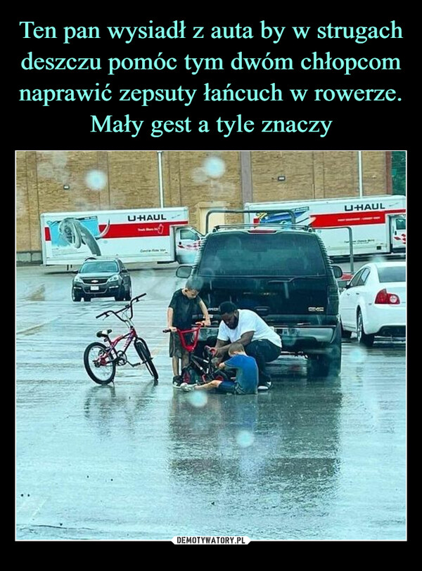 Ten pan wysiadł z auta by w strugach deszczu pomóc tym dwóm chłopcom naprawić zepsuty łańcuch w rowerze. Mały gest a tyle znaczy
